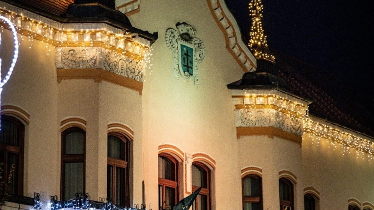 Topoľčany: Vežičky a Radnica už svietia