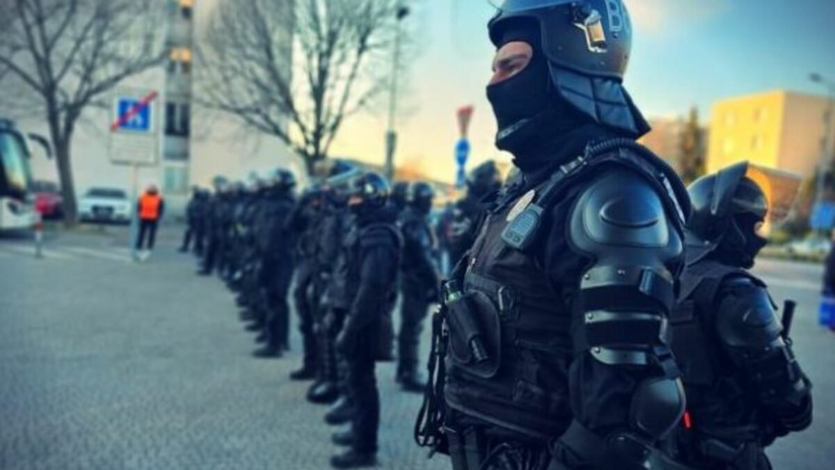Polícia dohliadne na bezpečnosť počas zápasu Slovana proti Záhrebu, uzavrie aj niektoré ulice