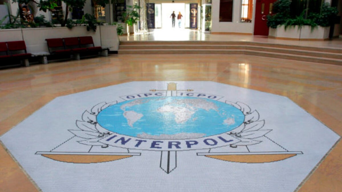 Interpol hľadá osem Slovákov. Medzi nimi sú vrahovia, podvodníci aj boss podsvetia Okoličány