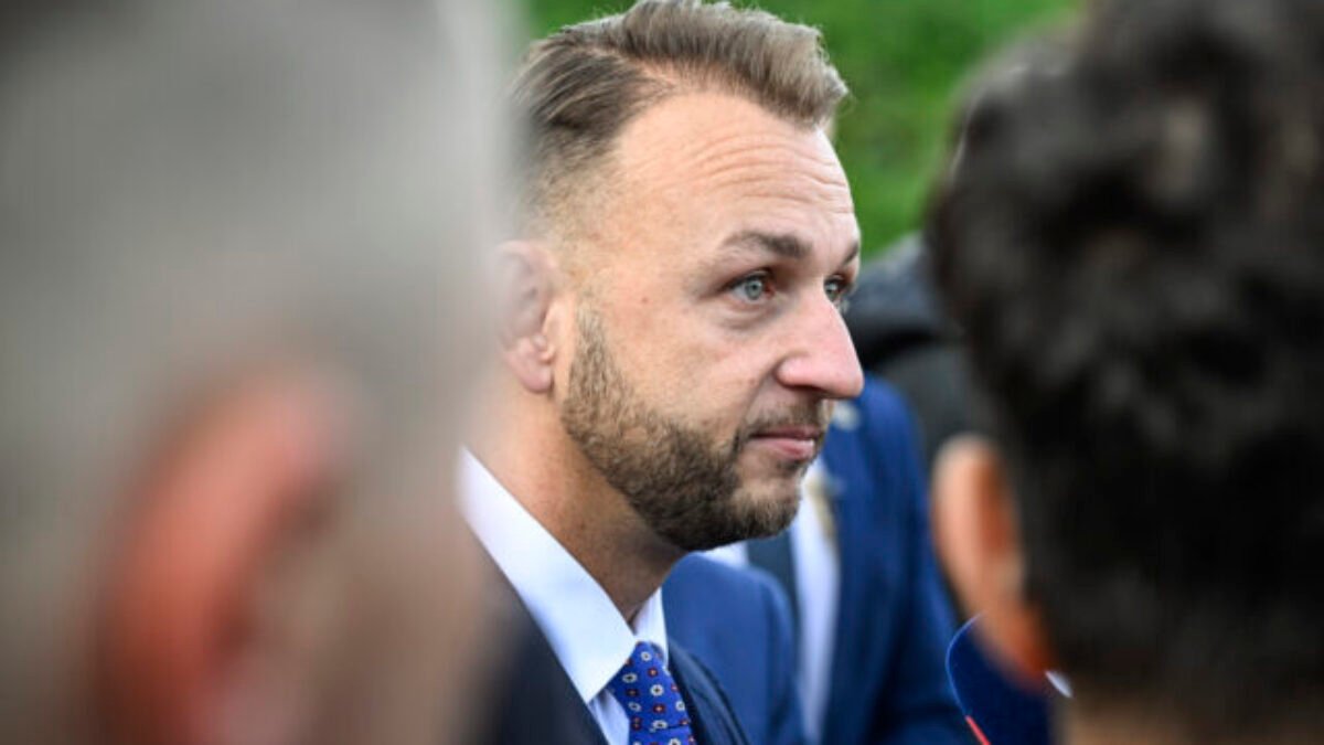 Štátna volebná komisia podržala ministra Šutaja Eštoka, podľa Nadácie Zastavme korupciu ignoruje zjavné porušenie zákona