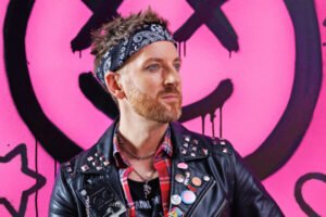 Miro Jaroš vydal nový album. Namaľoval sa a spravil zo seba rockera