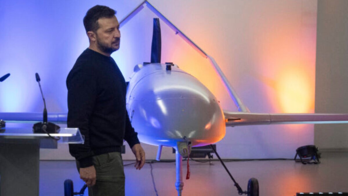 Ukrajina podľa Zelenského plánuje na budúci rok vyrobiť 30-tisíc dronov dlhého doletu