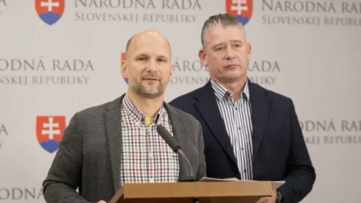 Vláda už vopred vedela, aké lietadlá nakúpi. Matovičovci upozorňujú na podozrivú výmenu vojenských lietadiel (video)