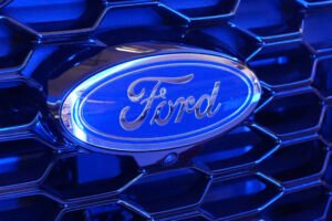 Ford v Európe zruší 4-tisíc pracovných miest, nedarí sa mu predávať elektromobil...