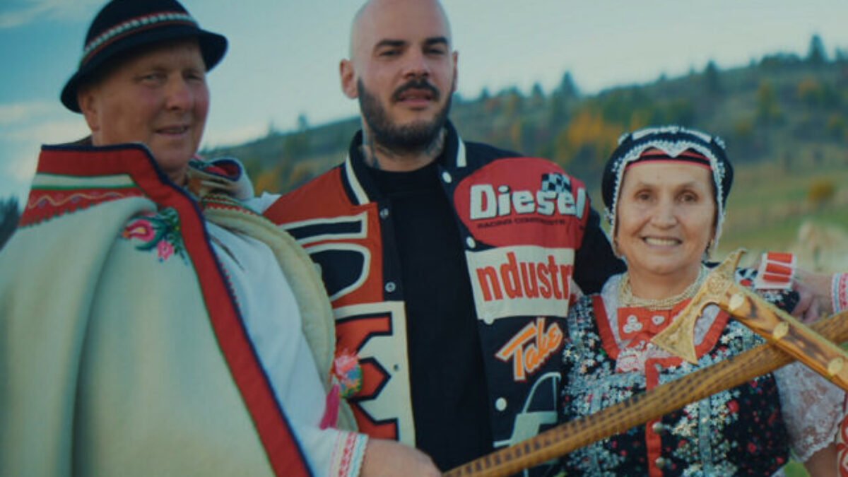 Majself piesňou Rodná zem pripomína dôležitosť medziľudských vzťahov