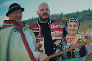 Majself piesňou Rodná zem pripomína dôležitosť medziľudských vzťahov