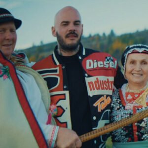Majself piesňou Rodná zem pripomína dôležitosť medziľudských vzťahov