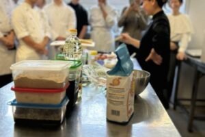 Na župnej Hotelovej akadémii Mikovíniho sa uskutočnil jedinečný workshop japonsk...