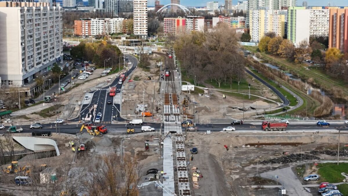 Výstavba električkovej trate v Petržalke. Chýba už len niekoľko desiatok metrov koľajníc