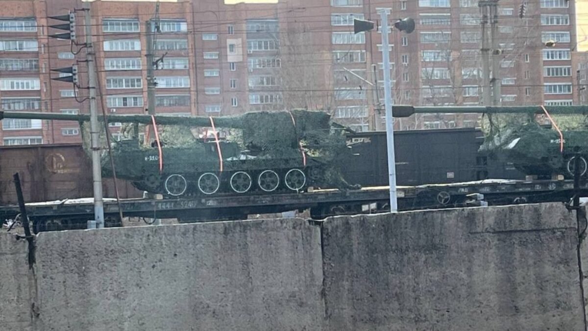 Severokórejské 170 mm samohybné delá Koksan pozorované počas transportu pri Krasnojarsku