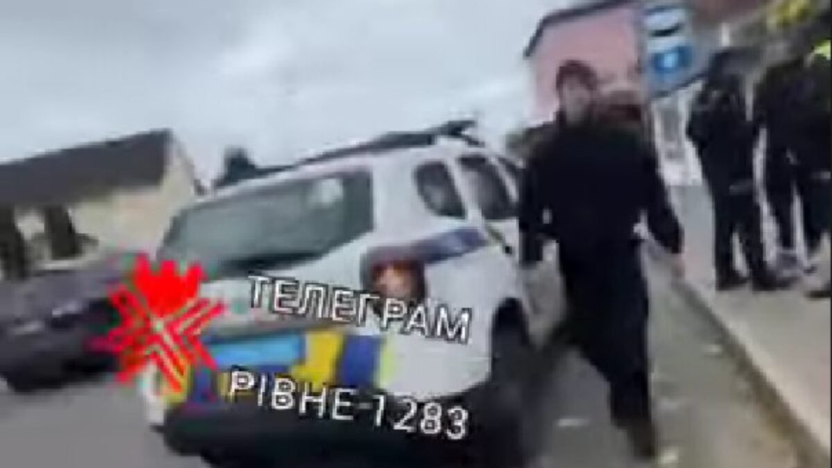 V ukrajinskom Rivne policajti pri pokuse o mobilizáciu mladíkovi zlomili väzy