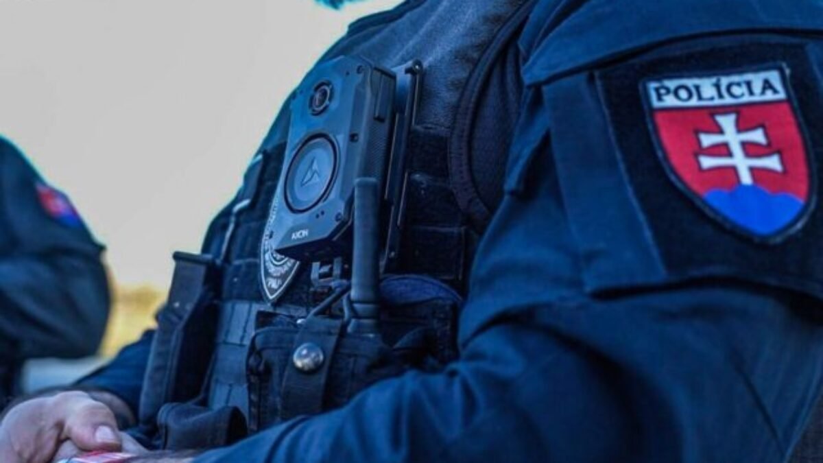 S nožom v ruke kričal, že niekoho zabije. Policajti spacifikovali nebezpečného muža v bratislavskom Ružinove