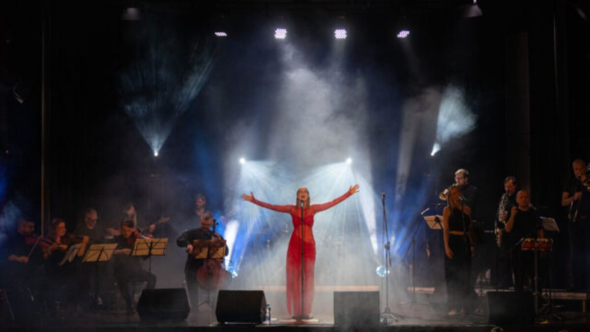 Nela Pocisková a jej hostia sa vydali na jej mini Tour. Na východe Slovenska si vyslúžili standing ovation