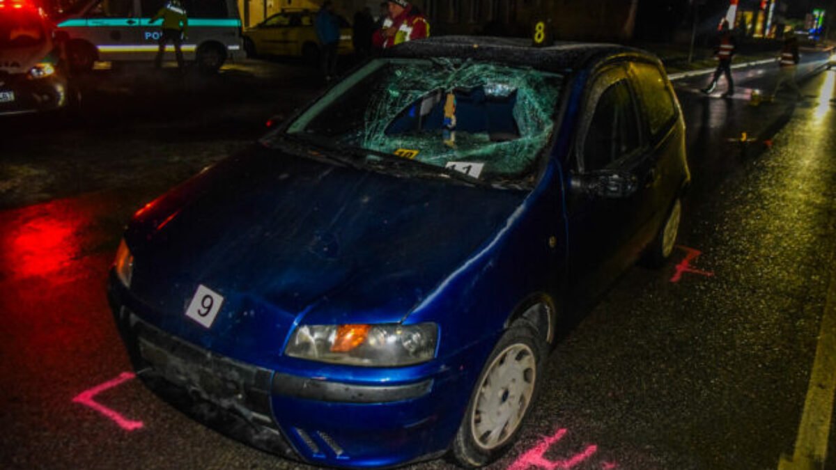 Auto na priechode zrazilo dvoch chodcov, polícia apeluje aj na používanie reflexných prvkov – FOTO