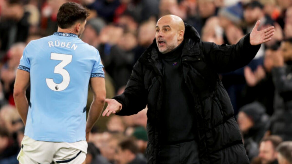 Ďalšia rana pre Manchester City, Guardiolovi vypadol dôležitý stopér