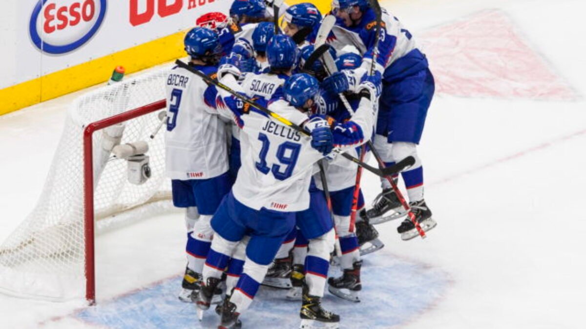 Slováci vybojovali prvý triumf na MS v hokeji do 20 rokov, o víťazstve nad Švajčiarmi rozhodol 17-ročný Chovan