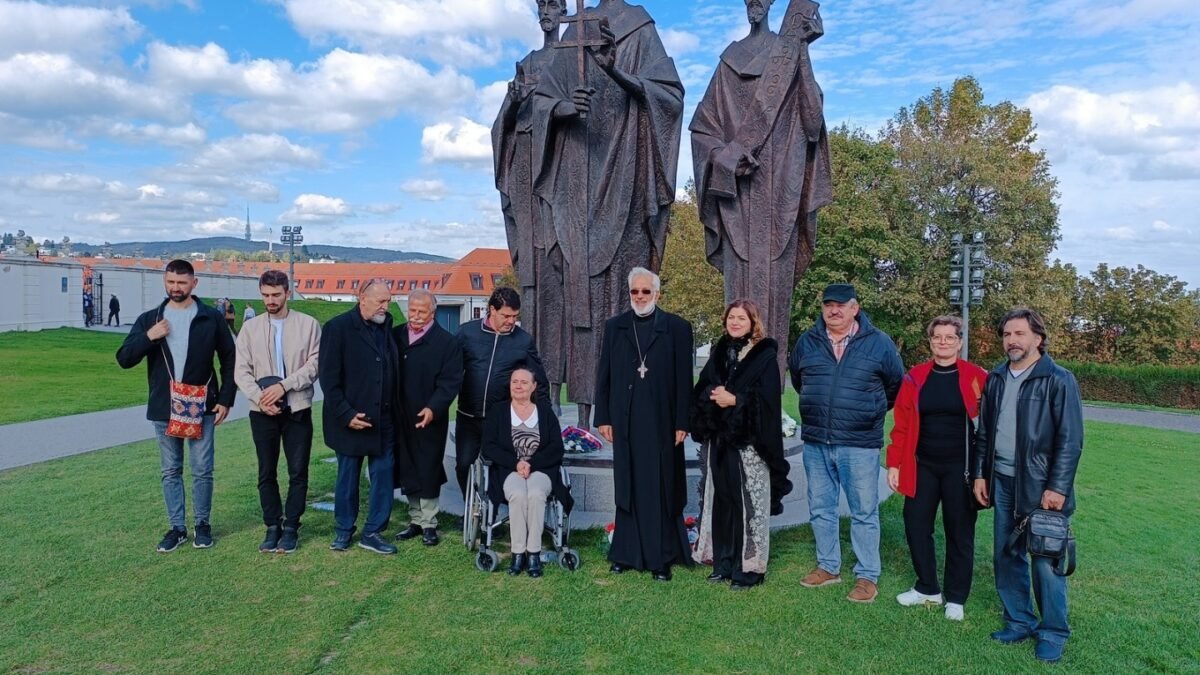 NAŠI SRBSKÍ HOSTIA PRI ZÁKLADOCH BAZILIKY Z 9. STOROČIA na Bratislavskom hrade
