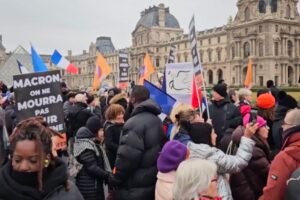 Francúzi protestujú proti vyslaniu vojakov na Ukrajinu