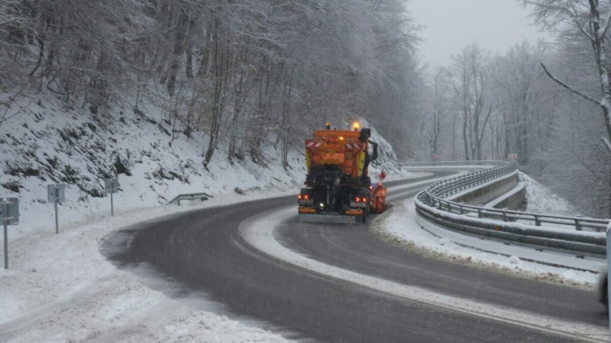 Naši cestári nezaspali a prvé sneženie tohtoročnej sezóny zvládli bez problémov