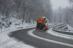 Naši cestári nezaspali a prvé sneženie tohtoročnej sezóny zvládli bez problémov