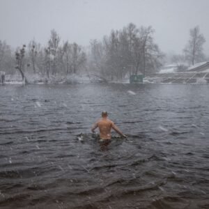 Ukrajinci plávajú cez Dneper, aby sa dostali do Ruska