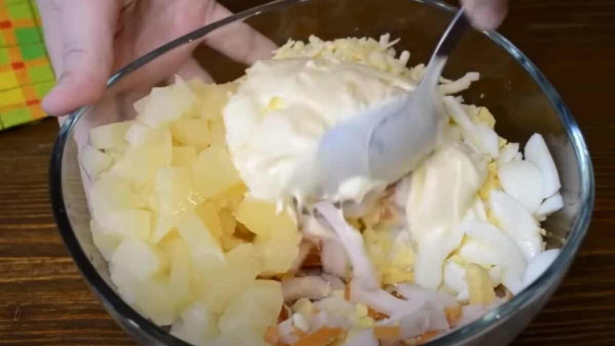 VIANOČNÝ šalátik podľa receptu ešte z čias ČSR – 10-minutový šalát: V našej rodine nesmie chýbať už na žiadnej oslave, či posedení!