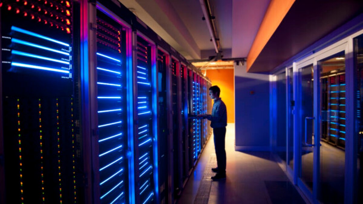 Schneider Electric očakáva rast modulárnych prefabrikovaných datacentier. Rozširuje kľúčový európsky závod