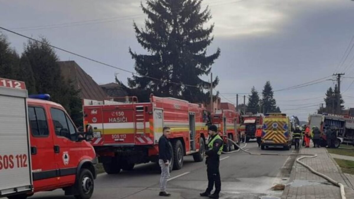 V Lomničke horí dom aj obchod, na mieste zasahujú hasiči