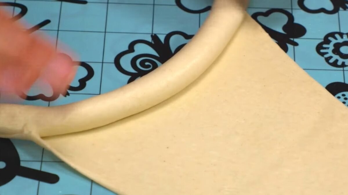 Môj sused, ktorý je mimochodom moc šikovný pekár mi prezradil skvelý recept na asi tie najchutnejšie rožteky: Zvonku chrumkavé, vnútri nadýchané!