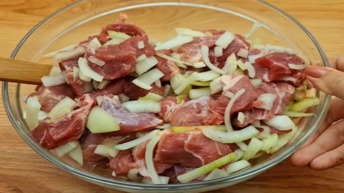 Skvelá bravčová krkovička, ktorá sa doslova hneď rozpadá na jazyku: Pečená dobrota, ktorá je u nás už vlastne aj víkendovým zvykom !