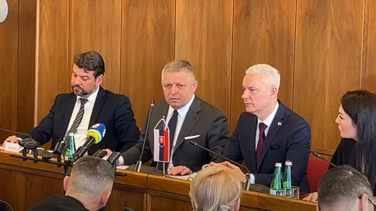 Robert Fico podľa opozície ohrozuje členstvo Slovenska v EÚ a NATO