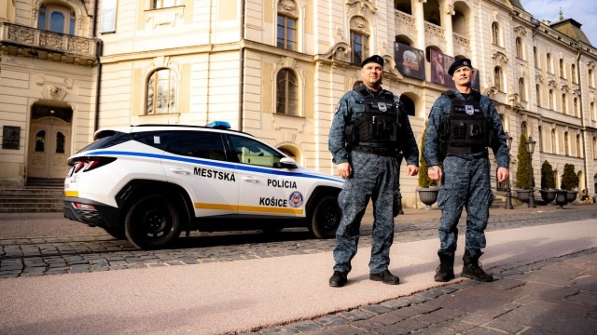 Mestskí policajti v Košiciach už využívajú osem telových kamier, pribudnúť by mali aj ďalšie – FOTO