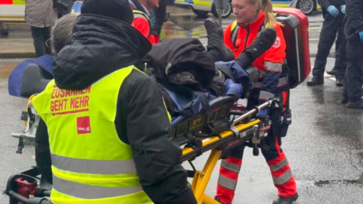 Žena obvinená z masového útoku nožom na železničnej stanici v Hamburgu by sa mala v sobotu postaviť pred sudcu