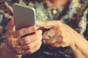 Podvodník oklamal 72-ročnú seniorku a v jej mene si zobral päťtisícový úver