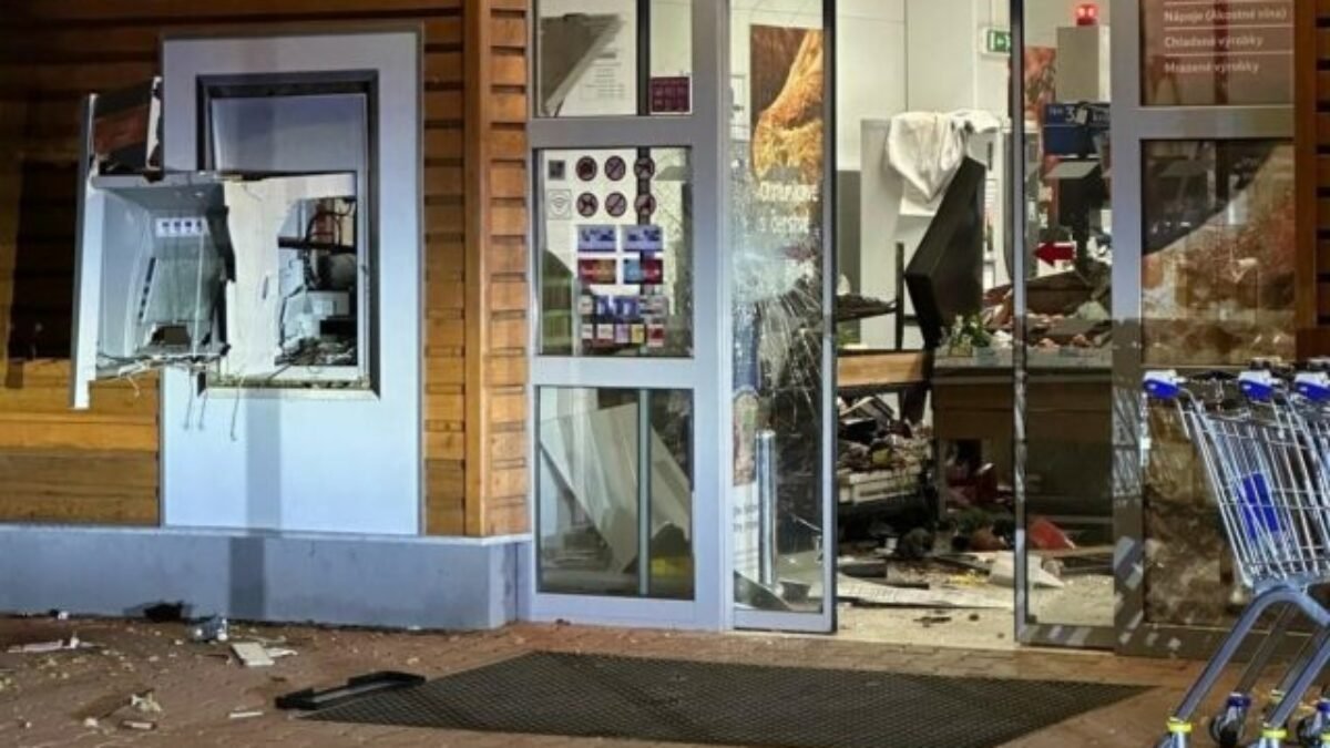 Rohožníkom sa v noci ozval výbuch, lupiči si z poškodeného bankomatu zobrali takmer osemdesiattisíc eur