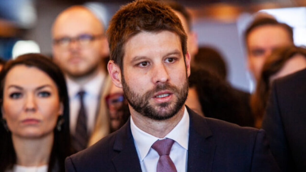 Premiér Fico opustil záujmy občanov, jeho cieľom je len získať priazeň najnebezpečnejších diktátorov, tvrdí Šimečka