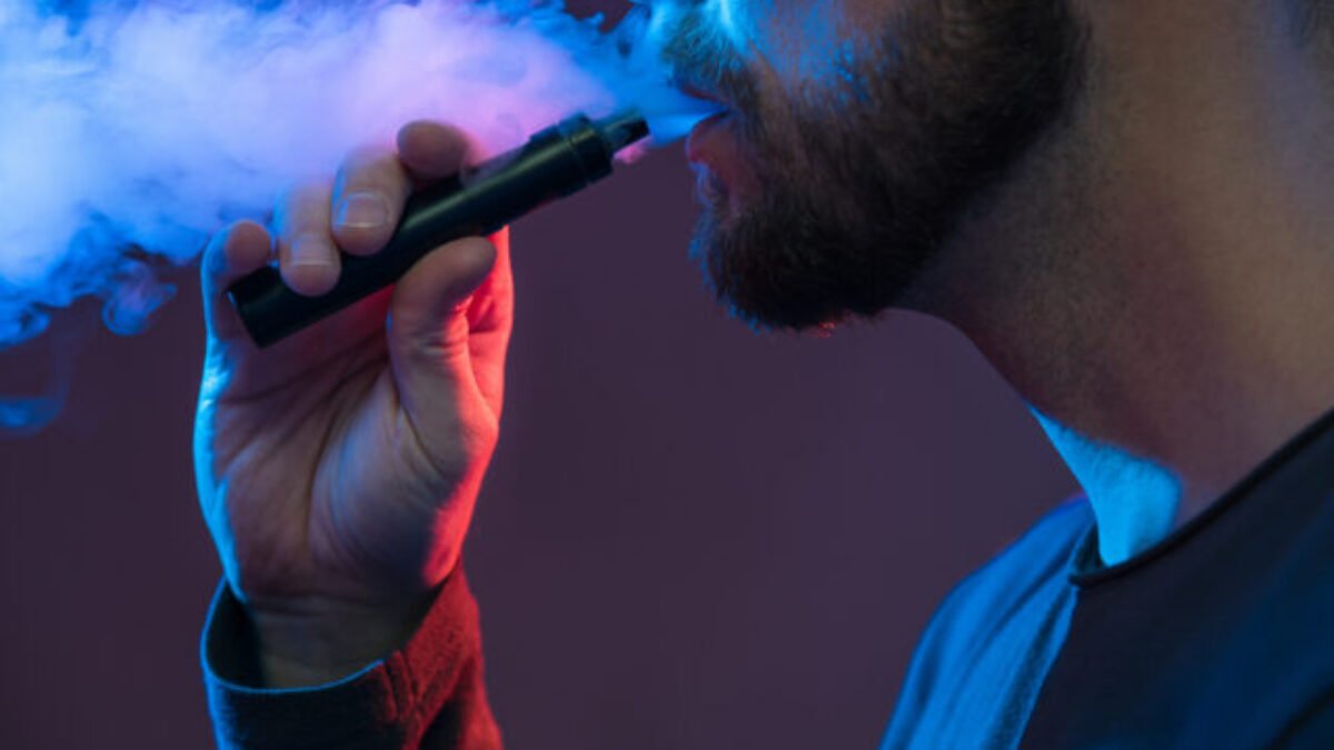 Tínedžer vykašliaval krv, lekári potvrdili nadmerný vaping 