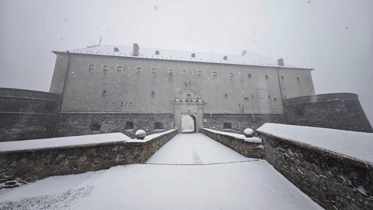 Hrad Červený kameň pod snehom. Scenéria ako z rozprávky