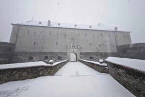 Hrad Červený kameň pod snehom. Scenéria ako z rozprávky