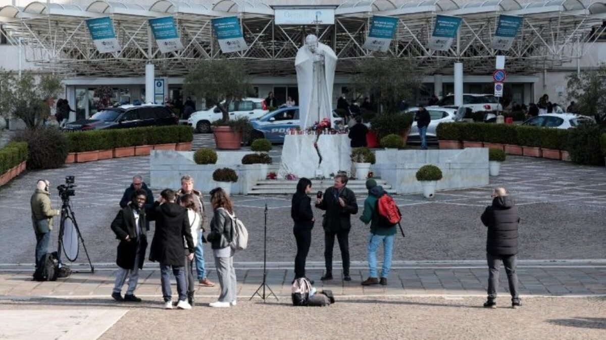 Noc prebehla pre pápeža Františka v nemocnici Gemelli dobre