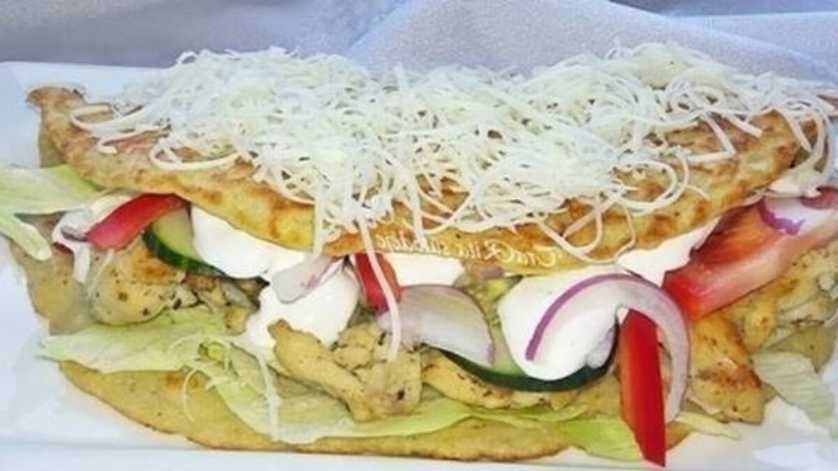 Naše veľmi obľúbené kuracie prsíčka zapečené v zemiakovej placke so smotanovým dressingom a zeleninou nemajú fakt žiadnu chybu!