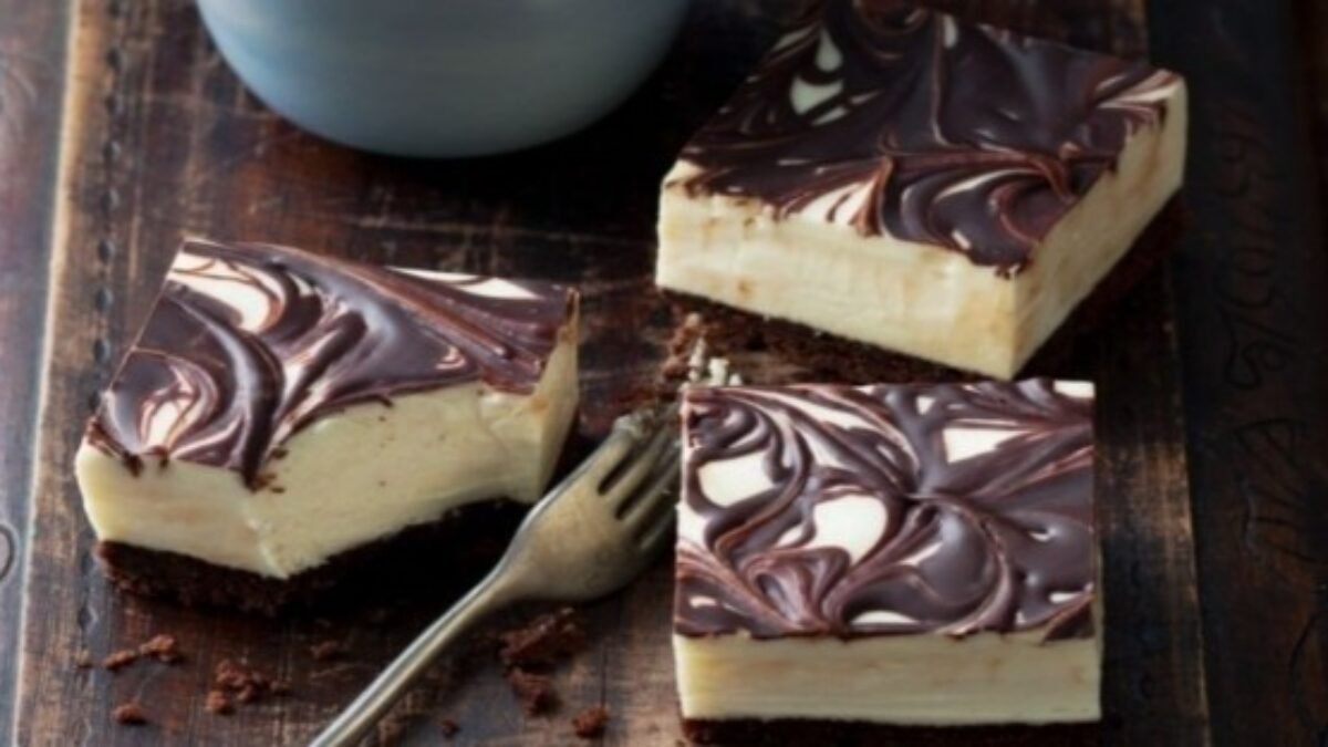 Zákusok, ktorý je doslova jemný vždy ako perinka: Čokoládový mascarpone koláčik, návšteva okamžite pýtala recept!
