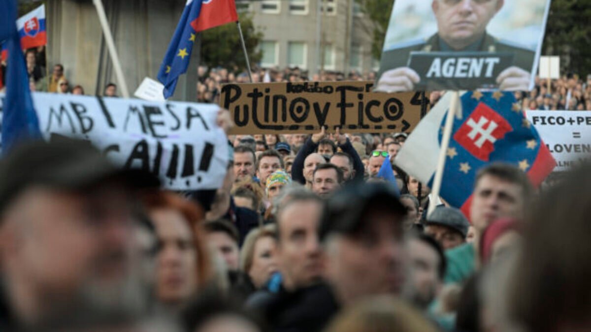 V piatok vyjadrili protestujúci na Slovensku i v zahraničí nespokojnosť s Ficovou vládou – VIDEO, FOTO