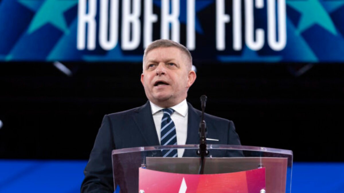 Ficova vláda to dotiahne až do konca a nezmenia to ani protesty, ukázal prieskum