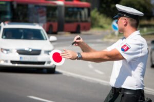 Kuriózny prípad dopravného policajta v Humennom. Mal vyrábať a podpisovať zápisn...
