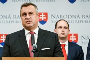 Predseda národniarov vyzval premiéra Fica, aby sa začali vážne rozprávať o neutr...