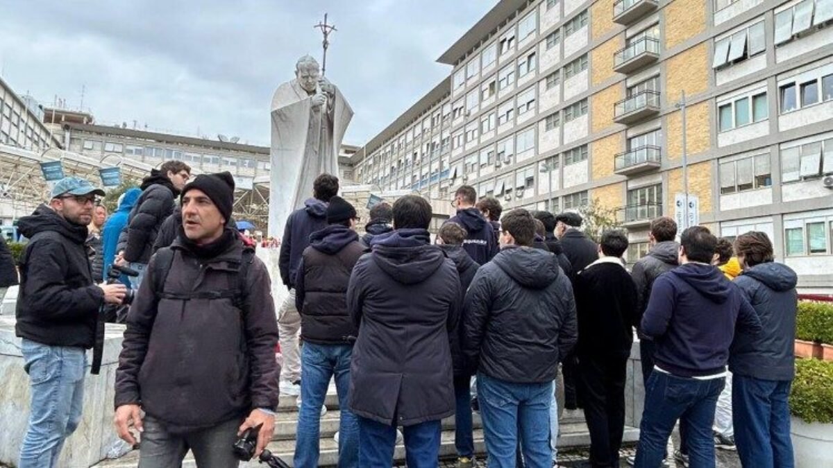 Pápež v nemocnici Gemelli je stabilný, nebola dnes žiadna nová kríza