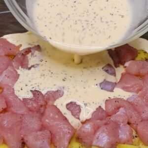 Kuracie mäsko so zemiakmi zaliate touto luxusnou omáčkou z jedného plechu: Nemá ...