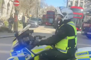 Dodávka narazila do davu chodcov neďaleko Somerset House, čo vyvolalo uzamknutie...