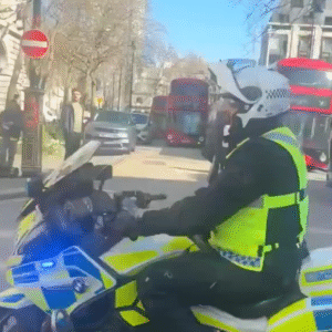 Dodávka narazila do davu chodcov neďaleko Somerset House, čo vyvolalo uzamknutie...